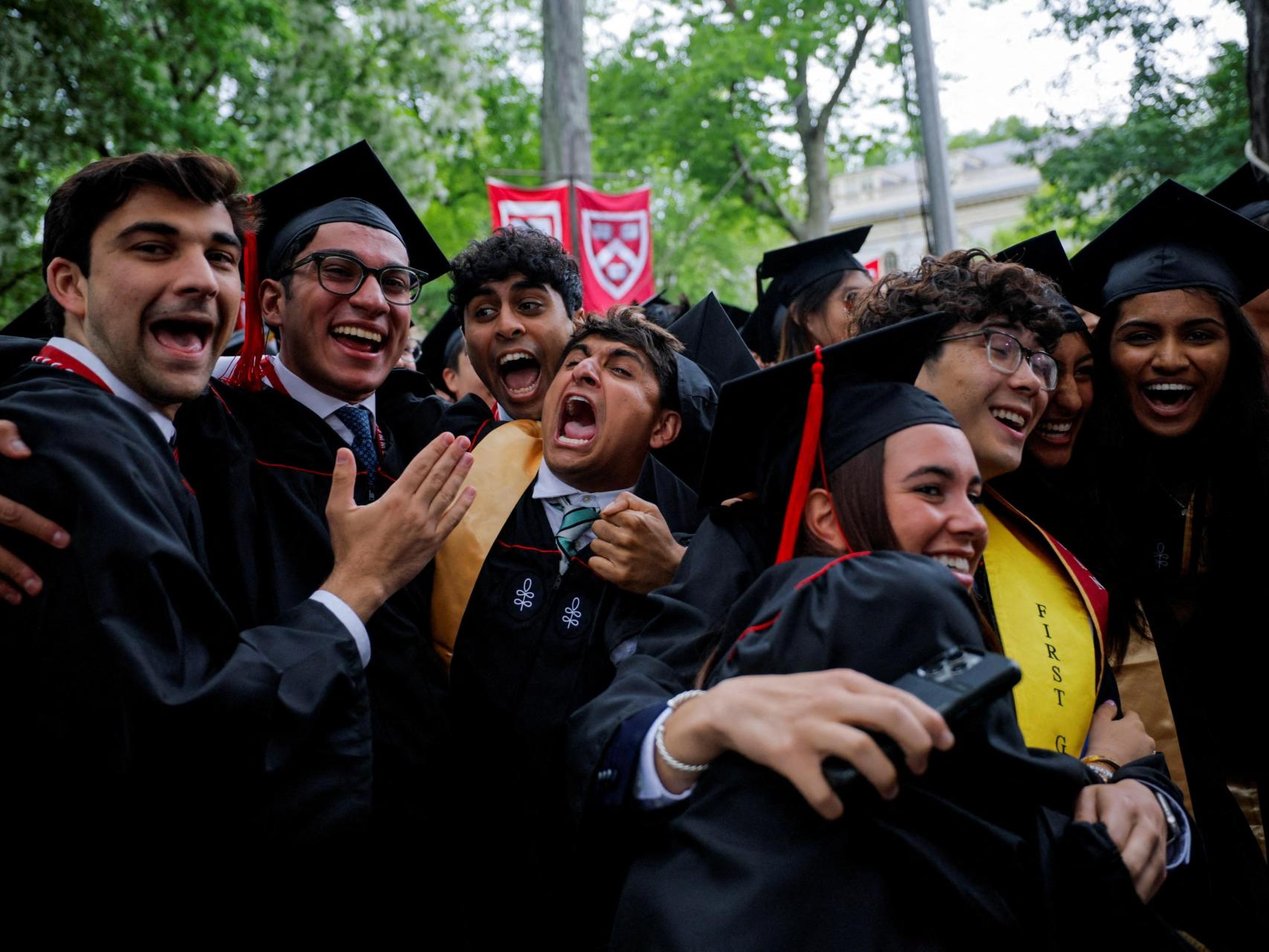 Estudiantes universitarios reaccionan al recibir su título durante la 374.ª ceremonia de graduación en la Universidad de Harvard.