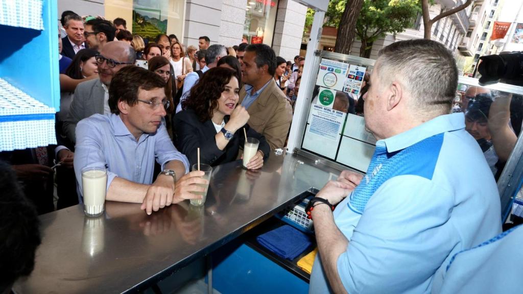 Ayuso y Almeida tomando una horchata y un agua de cebada en Kiosko de Horchata Narváez.