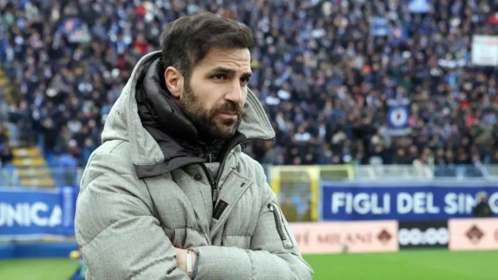 Cesc Fábregas dirige al Como en un partido de la Serie A.