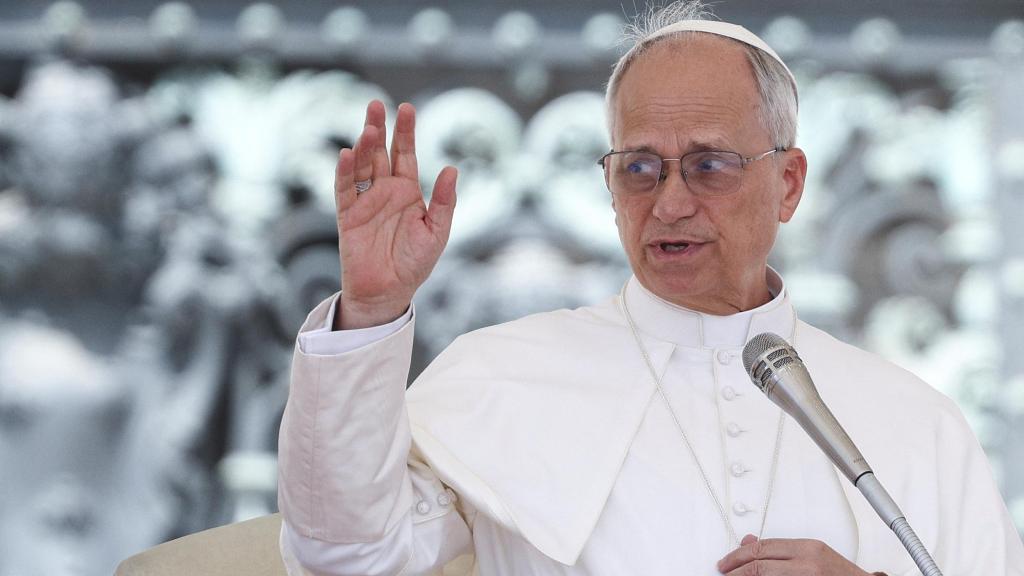 El papa León XIV bendice a los fieles en una audiencia general en la Plaza de San Pedro este miércoles.