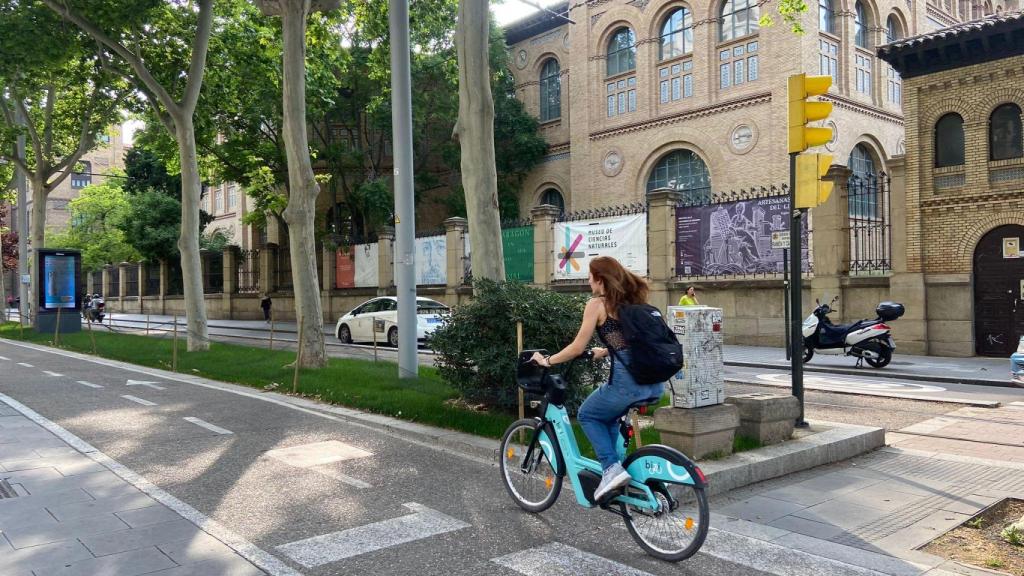 Una ciclista, ayer, en el carril bici de Gran Vía.