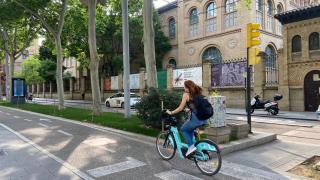 Una ciclista, ayer, en el carril bici de Gran Vía.