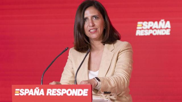 La portavoz del PSOE, Esther Peña, en una rueda de prensa en la sede de Ferraz.