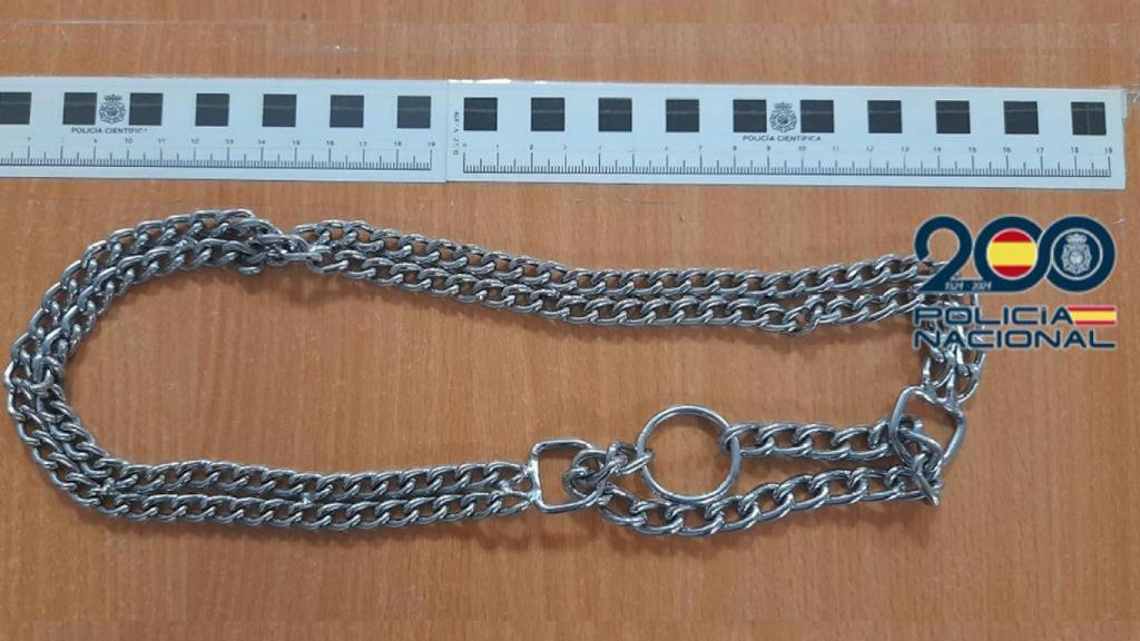 Imagen de la cadena que portaba el hombre detenido