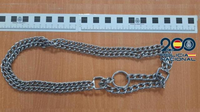 Imagen de la cadena que portaba el hombre detenido