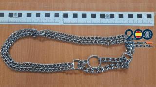 Imagen de la cadena que portaba el hombre detenido