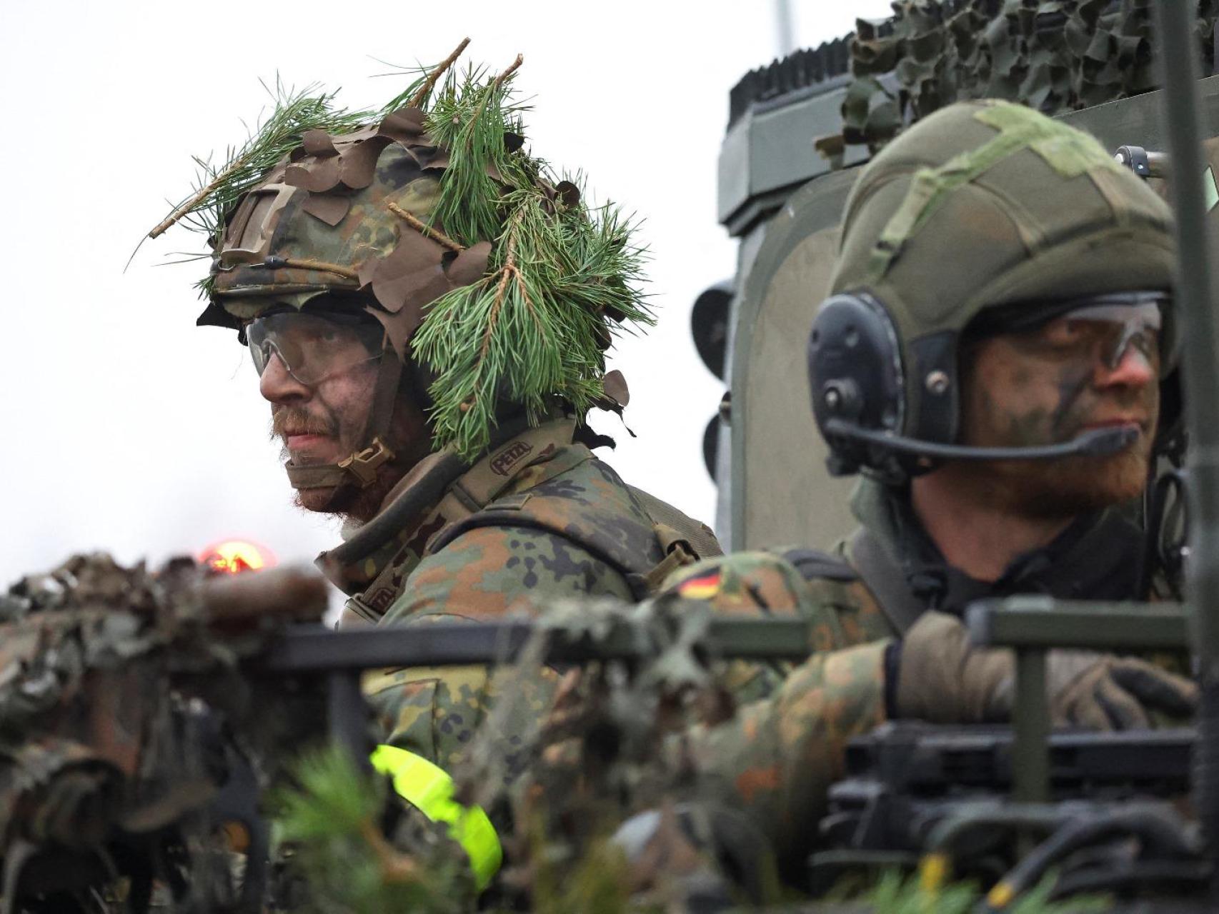 Soldados de las fuerzas armadas alemanas Bundeswehr durante una práctica de tiro.