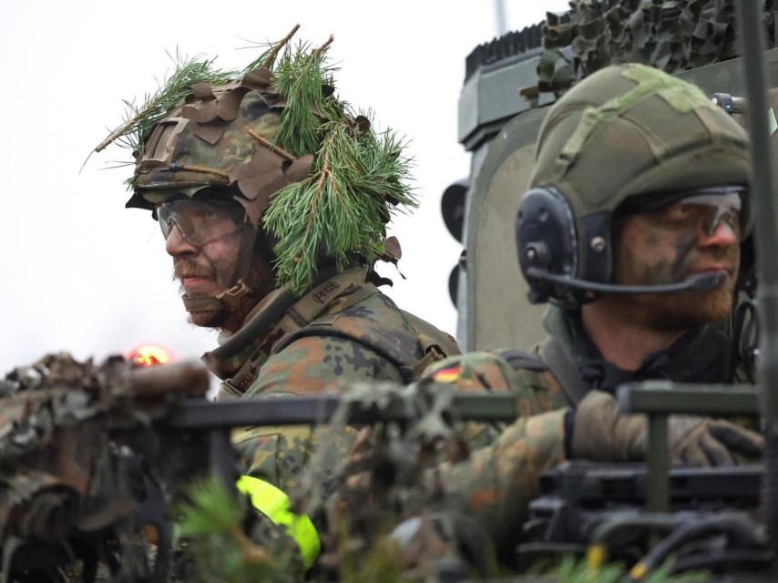 Soldados de las fuerzas armadas alemanas Bundeswehr durante una práctica de tiro.