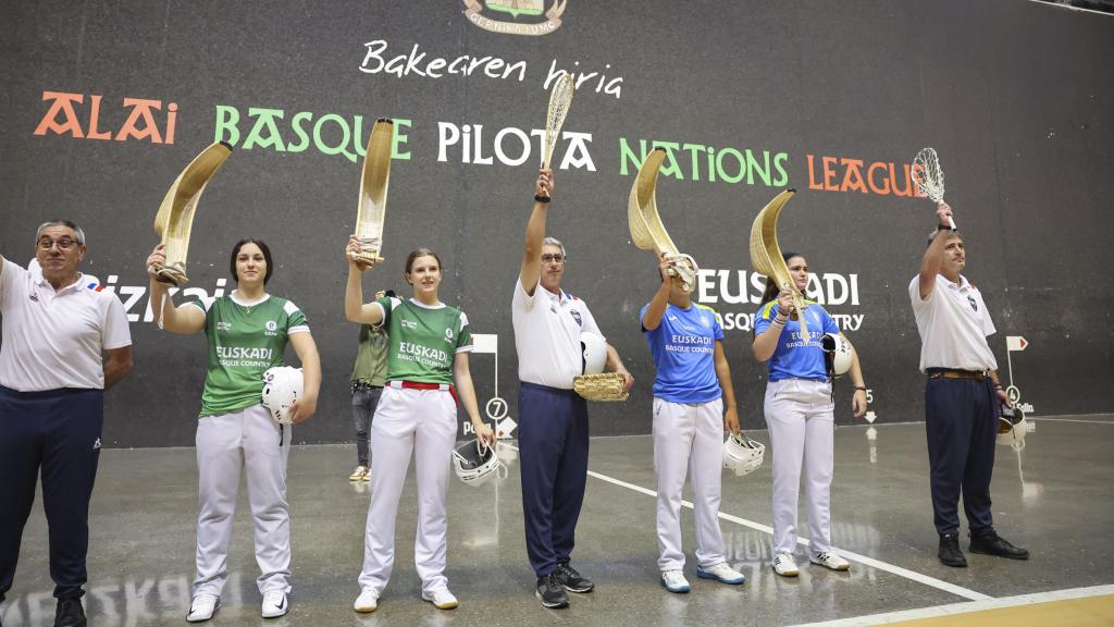 Las jugadoras de la selección española y las de la selección de Euskadi, antes de su primer partido 'internacional', el pasado 4 de junio.