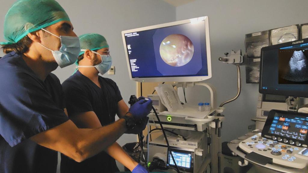 Los doctores Francisco Linde y Álvaro Donate usando el EBUS.