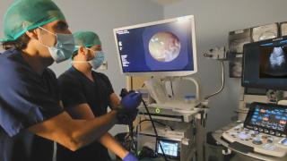 Los doctores Francisco Linde y Álvaro Donate usando el EBUS.