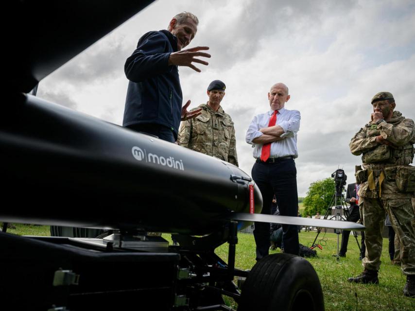 El secretario de Defensa de Reino Unido admira un Modini Dart 250.