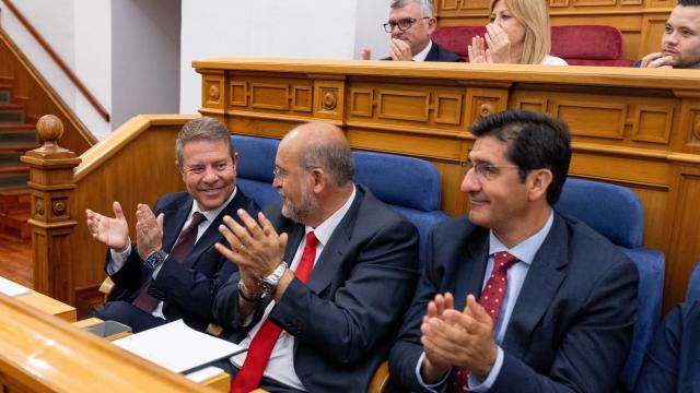 Emiliano García-Page y los vicepresidentes primero y segundo aplauden el acuerdo de reforma estatutaria en las Cortes regionales.