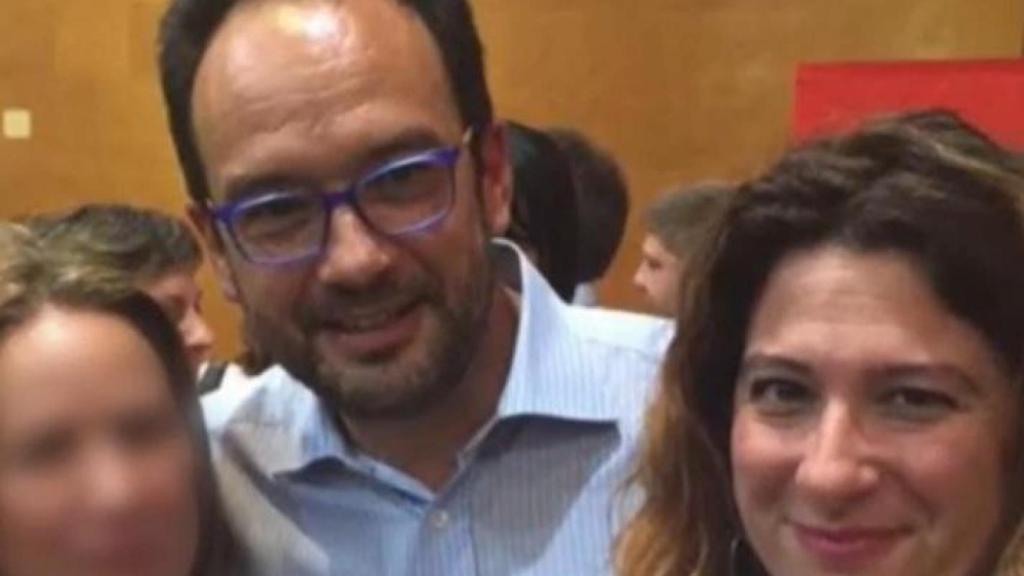 Antonio Hernando, exportavoz del PSOE en el Congreso, exdirector adjunto de Gabinete de Presidencia del Gobierno y actual secretario de Estado de Telecomunicaciones e Infraestructuras Digitales, junto a Leire Díez.