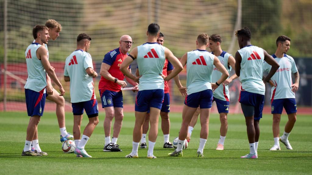 Luis de la Fuente da instrucciones a sus jugadores durante un entrenamiento.