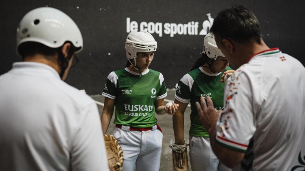 Elaia Gogenola y Maia Goikoetxea, representantes de Euskadi, comprobando las pelotas junto al arbitraje.