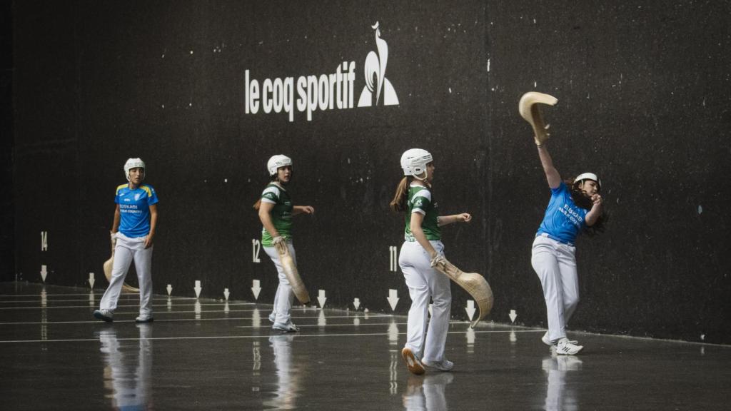 Las selecciones de España y Euskadi durante el partido de la Liga de Naciones.