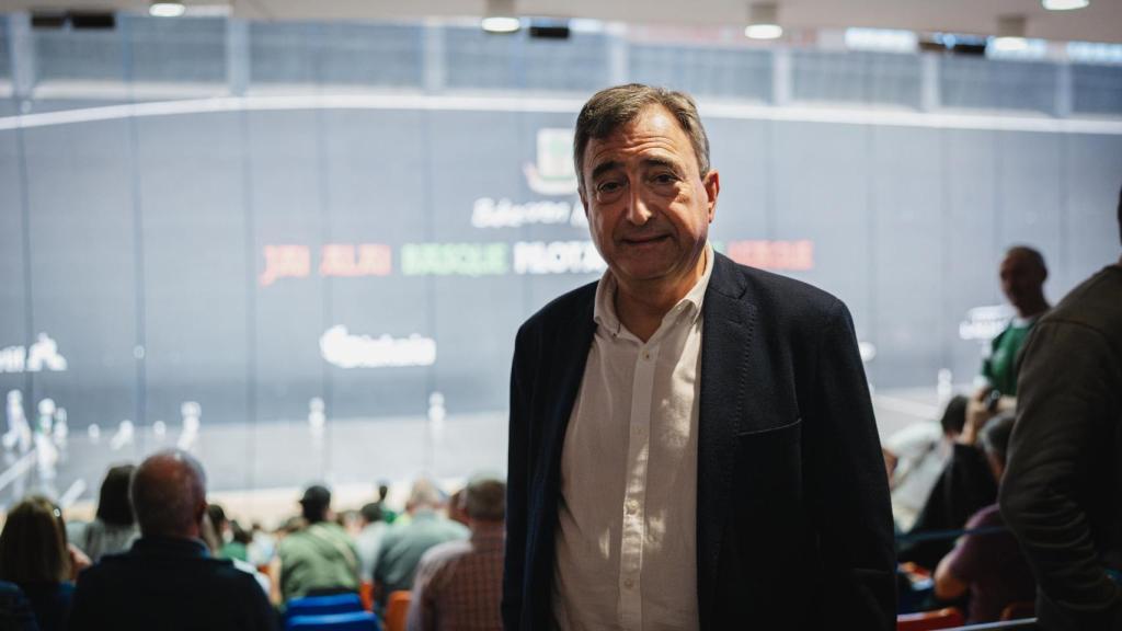 Aitor Esteban, posando en las gradas del frontón de Guernica para la cámara de EL ESPAÑOL.