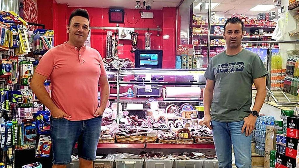Ricardo a la izquierda y Jesús a la derecha en uno de sus supermercados