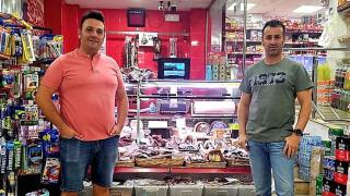 Ricardo a la izquierda y Jesús a la derecha en uno de sus supermercados