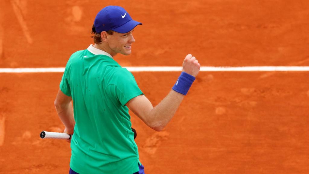 Jannik Sinner celebra la victoria ante Búblick en cuartos de final de Roland Garros.