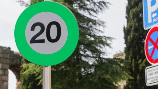 ⁠El verdadero significado del borde verde de las señales de tráfico que llega a España: este es su aviso