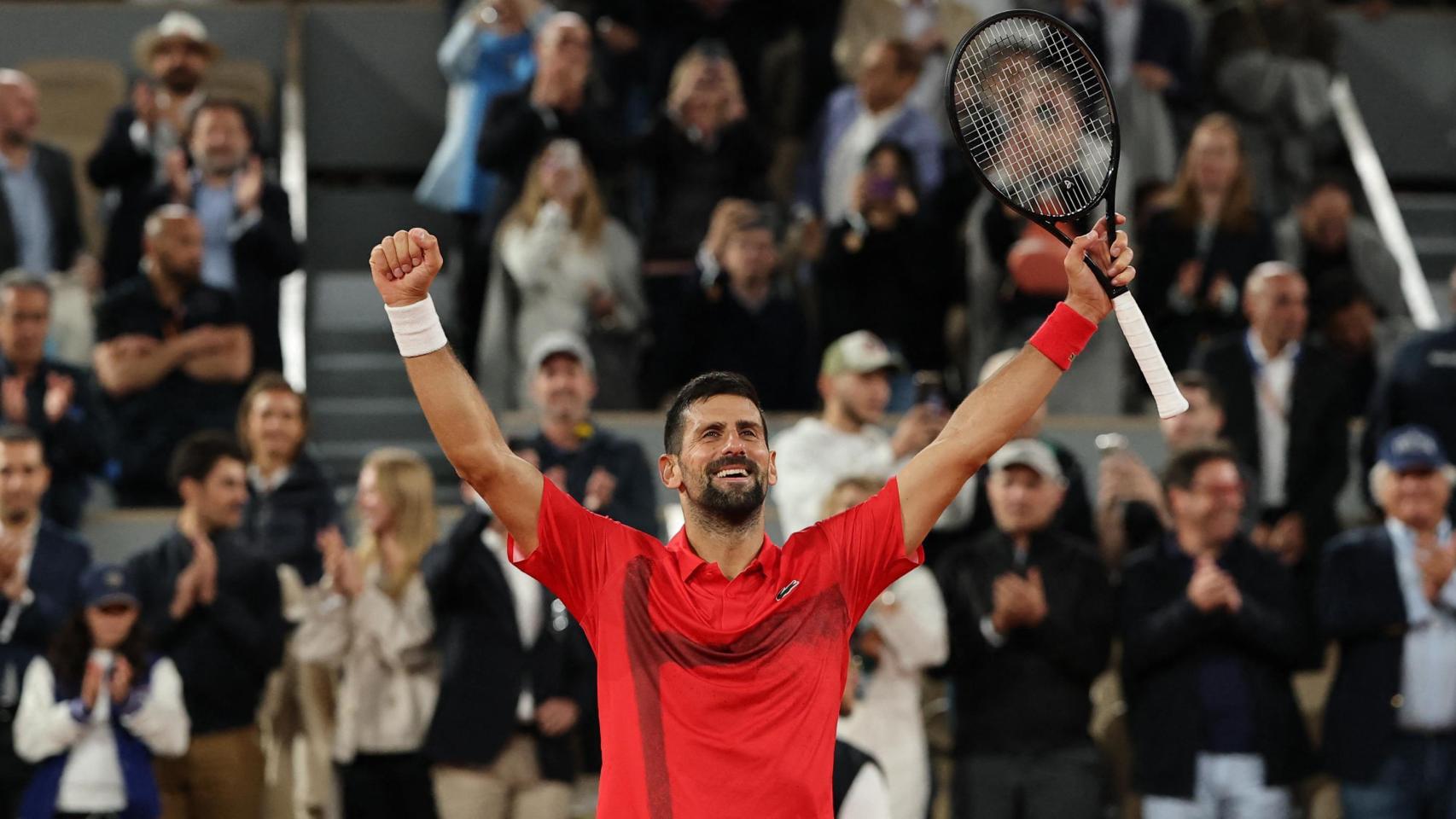 Djokovic celebra la victoria ante Zverev en cuartos de final de Roland Garros.