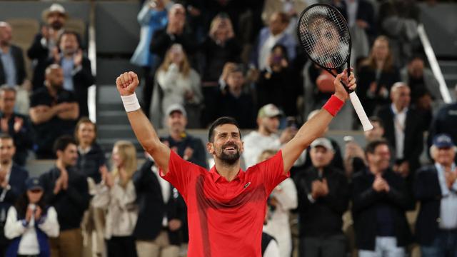 Djokovic celebra la victoria ante Zverev en cuartos de final de Roland Garros.