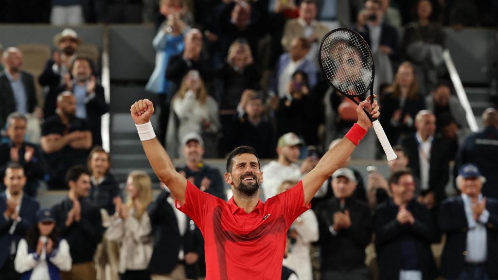 Djokovic celebra la victoria ante Zverev en cuartos de final de Roland Garros.