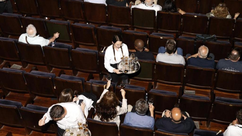 Los asistentes a la Copa Jerez probando los maridajes de los equipos competidores.