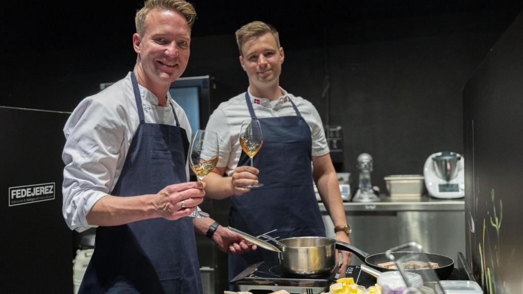 El equipo danés mientras el cocinado.