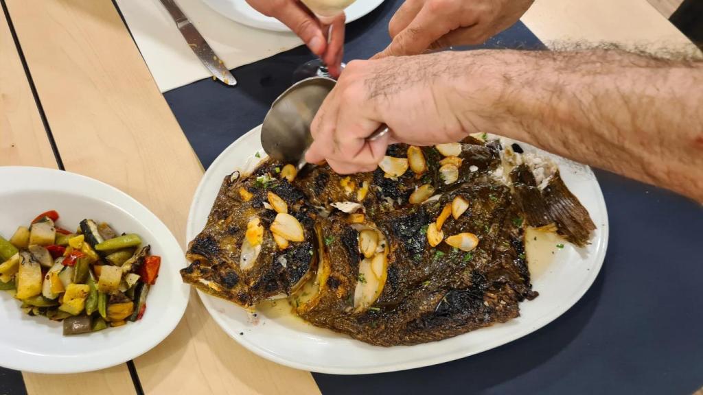 Una persona sirviendo un rodaballo