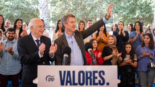 Alberto Núñez Feijóo, presidente del PP, y Juan José Imbroda, presidente de Melilla, en un acto político en la ciudad autónoma.