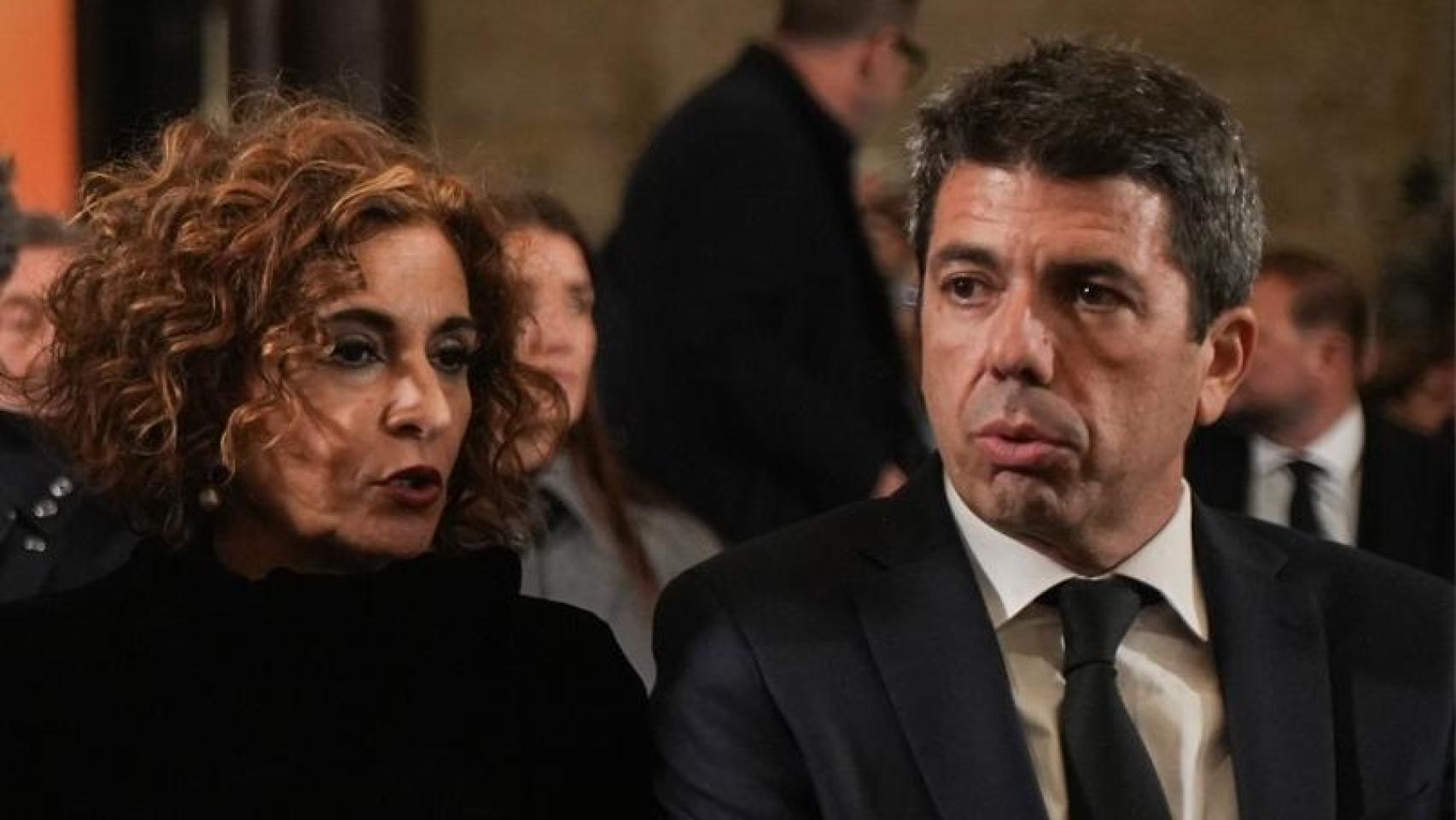 María Jesús Montero y Carlos Mazón, en la misa por los fallecidos en la dana, el pasado diciembre.