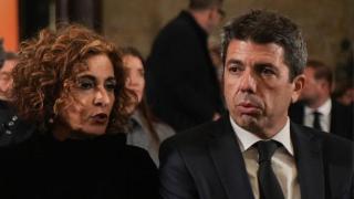 María Jesús Montero, ministra de Hacienda, y Carlos Mazón, presidente de la Generalitat Valenciana, en la misa por los fallecidos en la dana, el pasado diciembre.