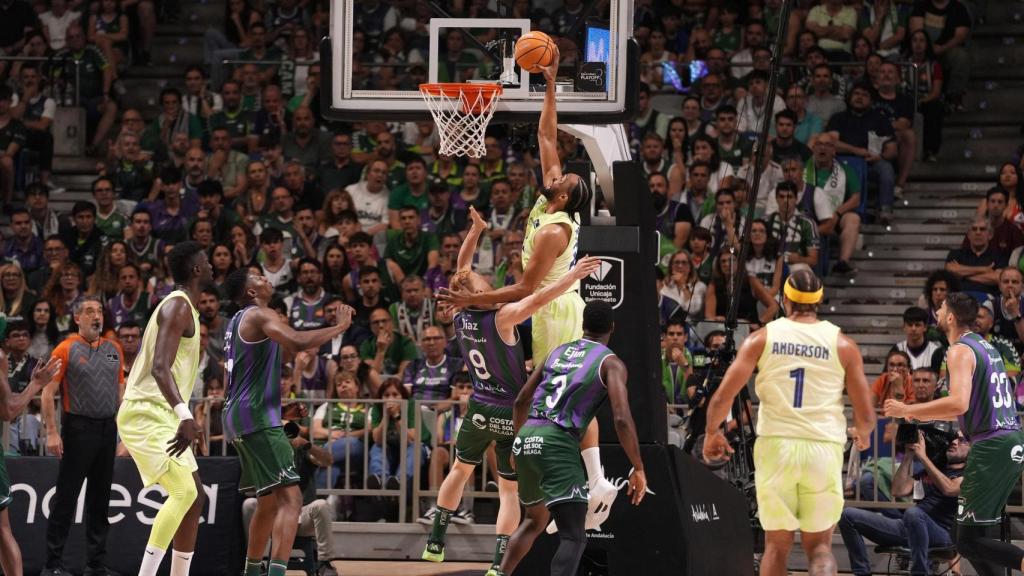 Jabari Parker y Alberto Díaz durante el Unicaja vs. Barcelona del playoff de la ACB