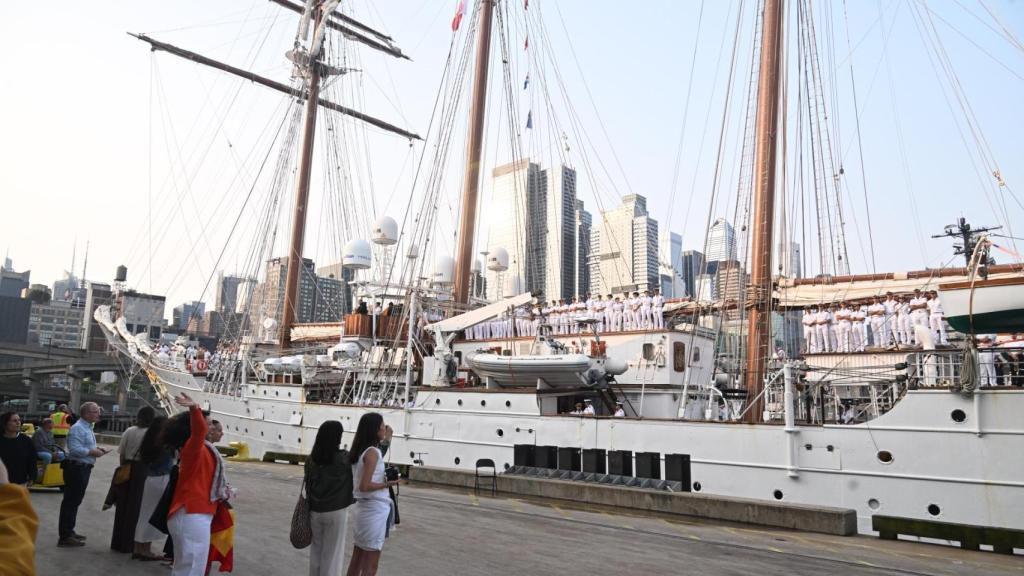 Elcano atracado en el muelle de la bahía de Hudson.