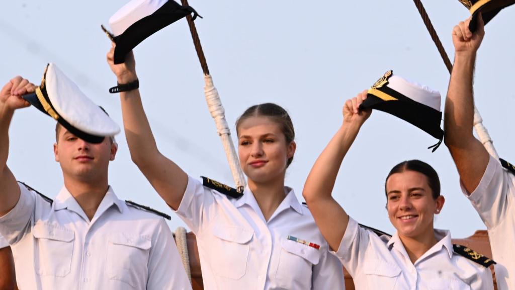 La Princesa saluda a su llegada, junto a sus compañeros.