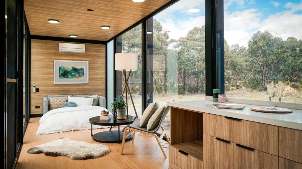 Parte del interior de la minicasa Beaufort Bushland Retreat.