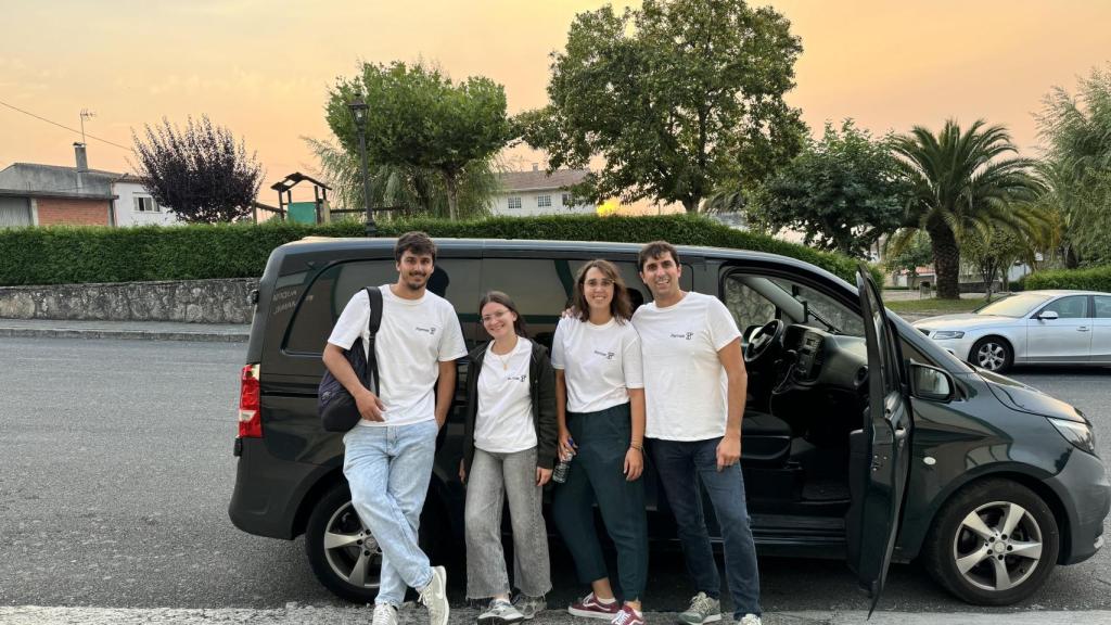 Andrés, Nerea, Cristina y Rodrigo tras una jornada de trabajo en Agolada (Pontevedra).