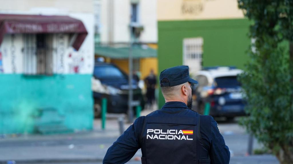 Un agente de la Policía Nacional, en las Tres Mil Viviendas.