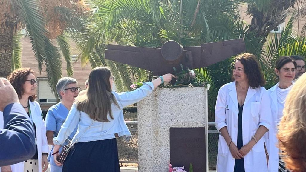 Una de las pacientes trasplantadas colocando la flor en el Monumento a la Donación.