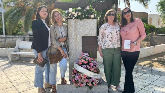 'Las chicas del cable' del trasplante en el Monumento a los Donantes del Hospital Virgen del Rocío.