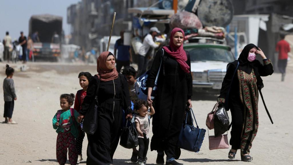 Una familia palestina se va de Jan Yunis por las órdenes de evacuación israelíes.