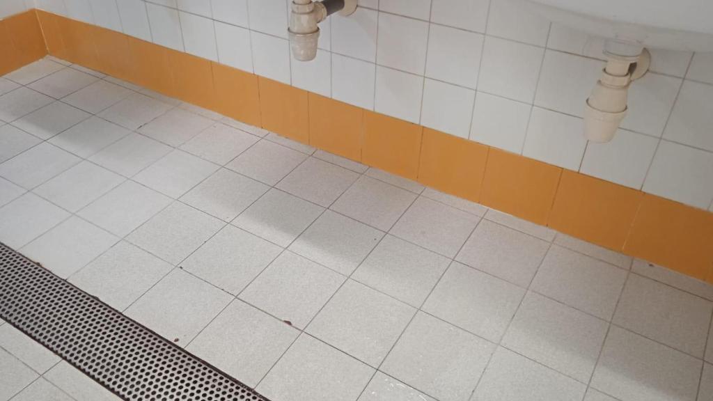 Imagen interior de uno de los vestuarios del pabellón de O Berbés