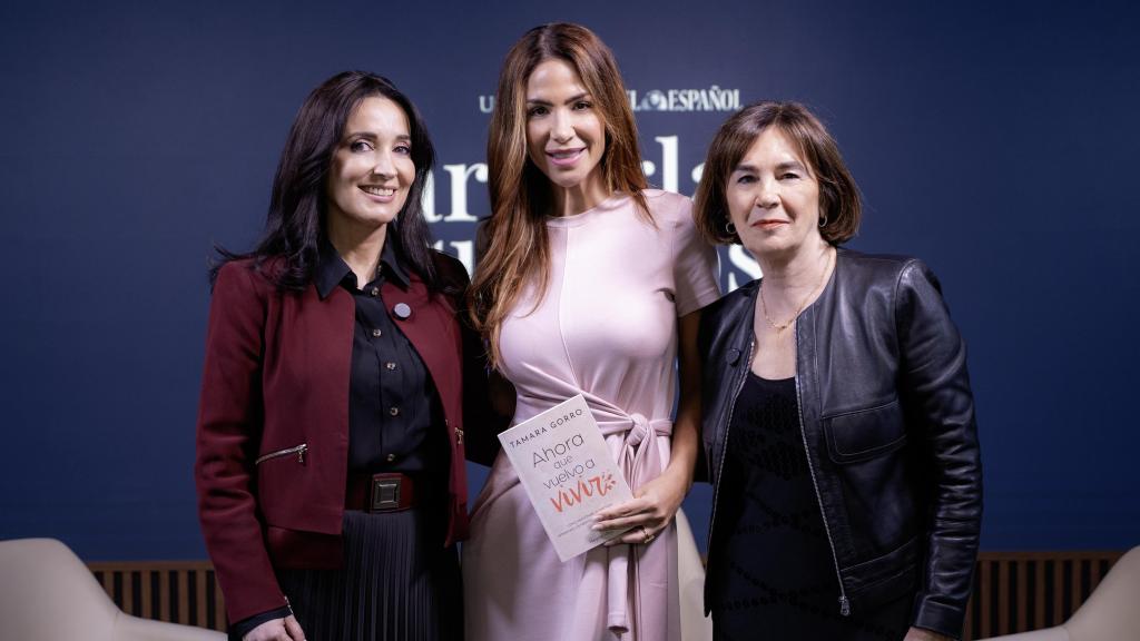 Cruz Sánchez de Lara y Charo Izquierdo, junto a la protagonista de esta semana en el pódcast de Magas.