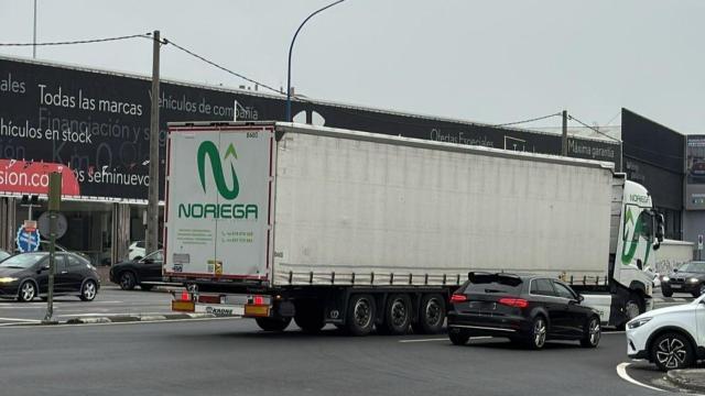 Un roce entre un camión y un turismo genera ligeras retenciones en Agrela.