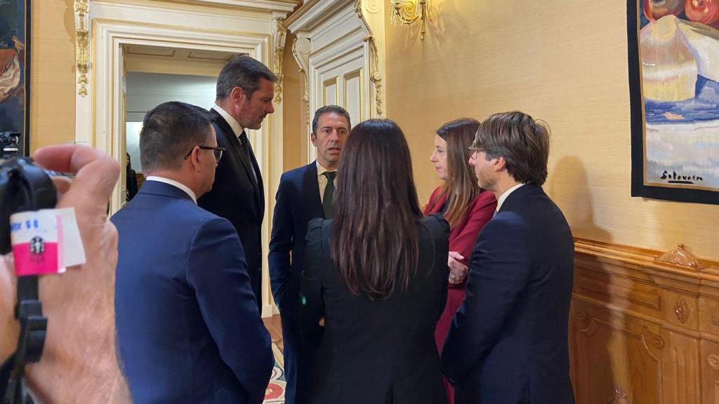 Alfonso Villares junto a algunas autoridades a su llegada este jueves a la toma de posesión de Villaverde.