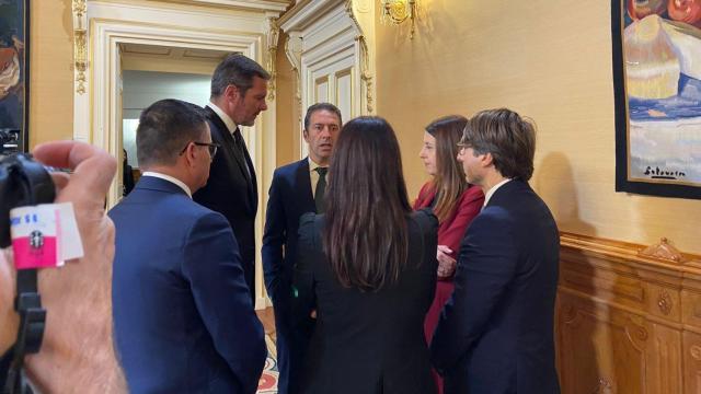 Alfonso Villares junto a algunas autoridades a su llegada este jueves a la toma de posesión de Villaverde.