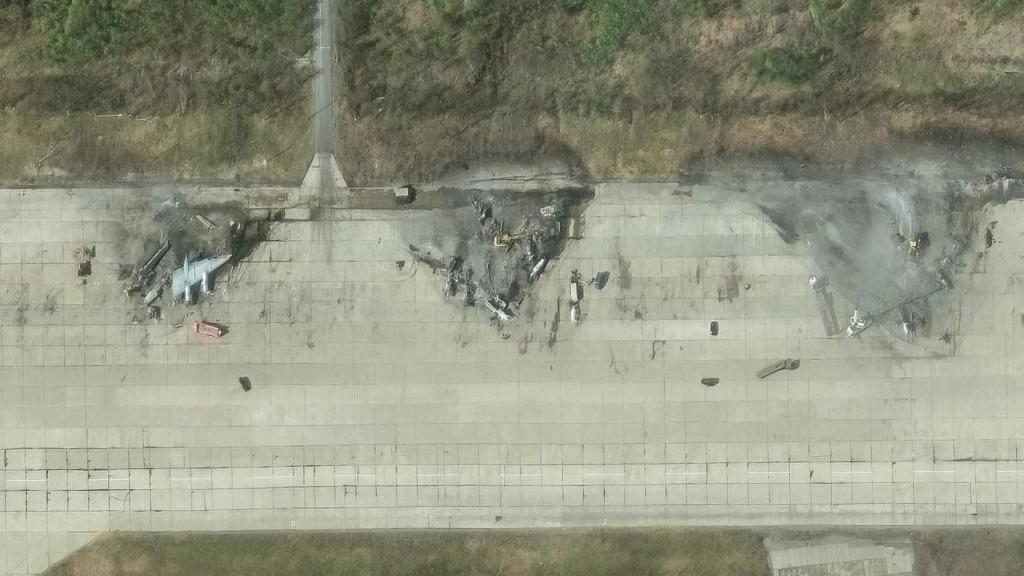 Tres bombarderos Tu-95 destruidos en la base de Olenya.